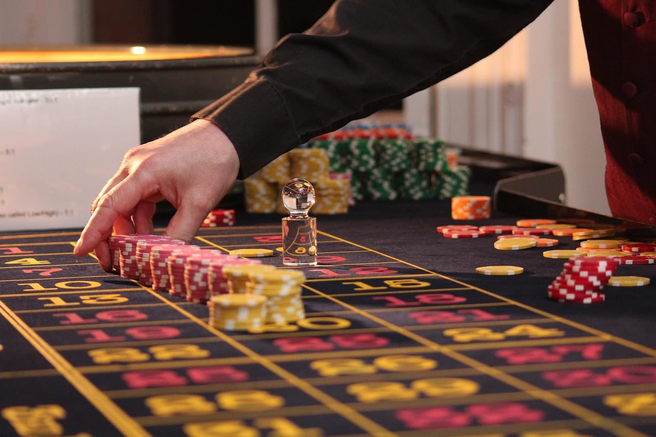 Permainan live casino interaktif dengan dealer profesional dan berbagai pilihan game live